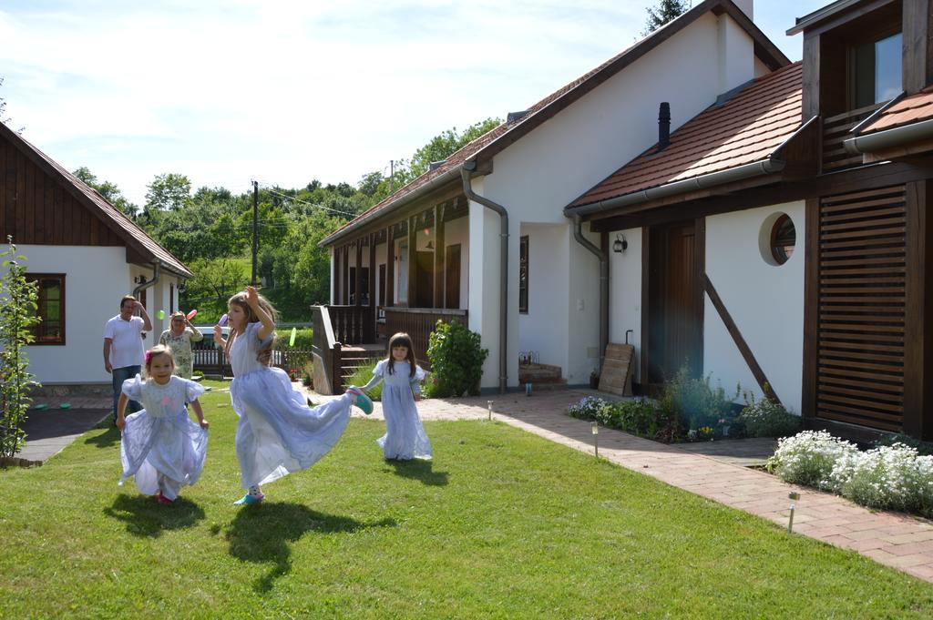 Fruktarium Vendeghaz Hotel Trizs Buitenkant foto